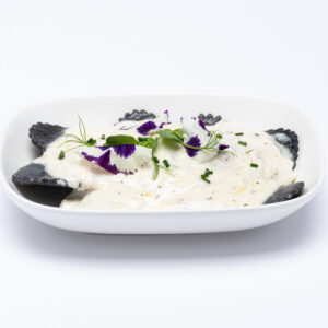 Panzotti neri al salmone in salsa al limone