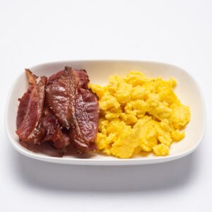 Uova strapazzate e bacon croccante